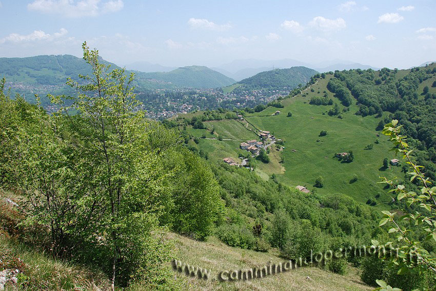 09 04353 Panoramica scendendo dalla Corna Bianca verso Salmezza.JPG